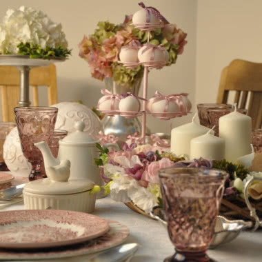 Wielkanocny stół w pastelowych kolorach