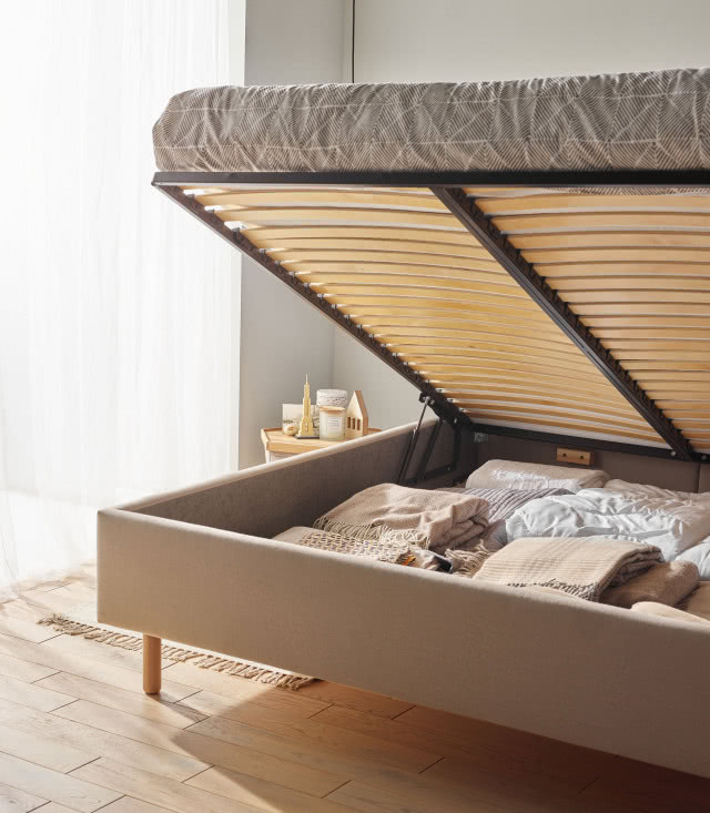 Кровать VOX мягкая, ящик для постельных принадлежностей, деревянный пол, ковер, тумбочка
