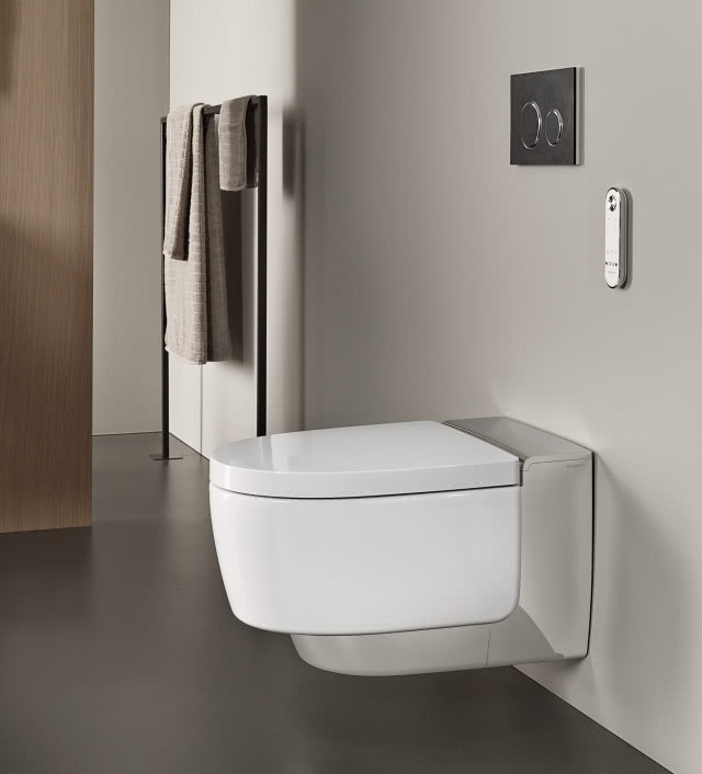 Toaleta myjąca Geberit AquaClean Mera dostępna jest w dwóch wersjach: classic  
i comfort. Opatentowana technologia natrysku WhirlSpray, którą stworzyła firma Geberit, oparta jest na dwóch dyszach i zapewnia wyjątkowo staranne mycie.