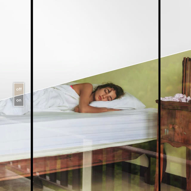 sypialnia, stolik nocny, szkło o zmiennej przezierności, kobieta