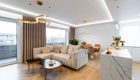 Luksusowy glam w mieszkaniu studentki. Dominuje w nim marmur i złote dodatki!