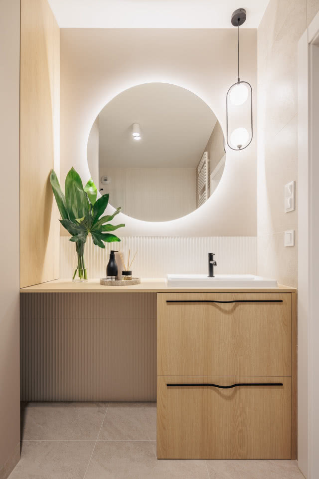 łazienka z drewnem w stylu japandi