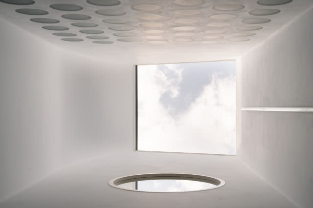 świetlik, przez który wpada światło na schody