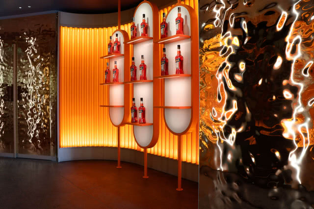 półki z butelkami Aperolu