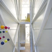 W najwęższym domu świata chodzi się głównie...