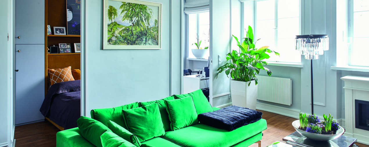 Butikowe mieszkanie i szmaragdowa sofa