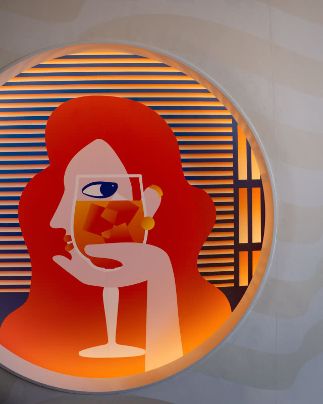 Neon przedstawiający kobietę z kieliszkiem