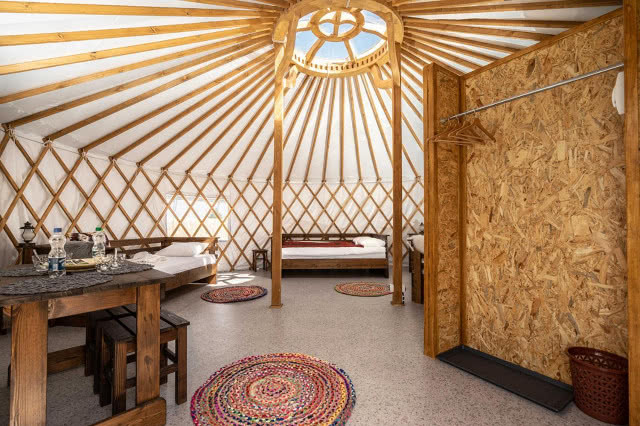 Domek jurta w środku
