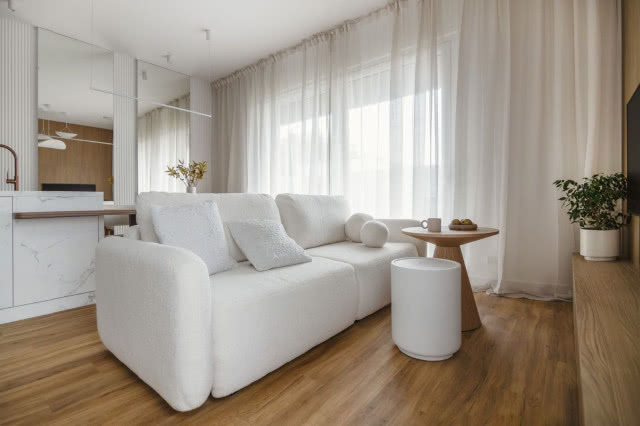 biała sofa w salonie