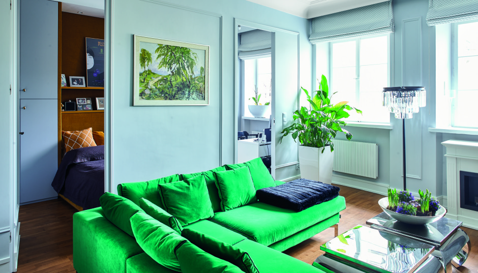 Butikowe mieszkanie i szmaragdowa sofa