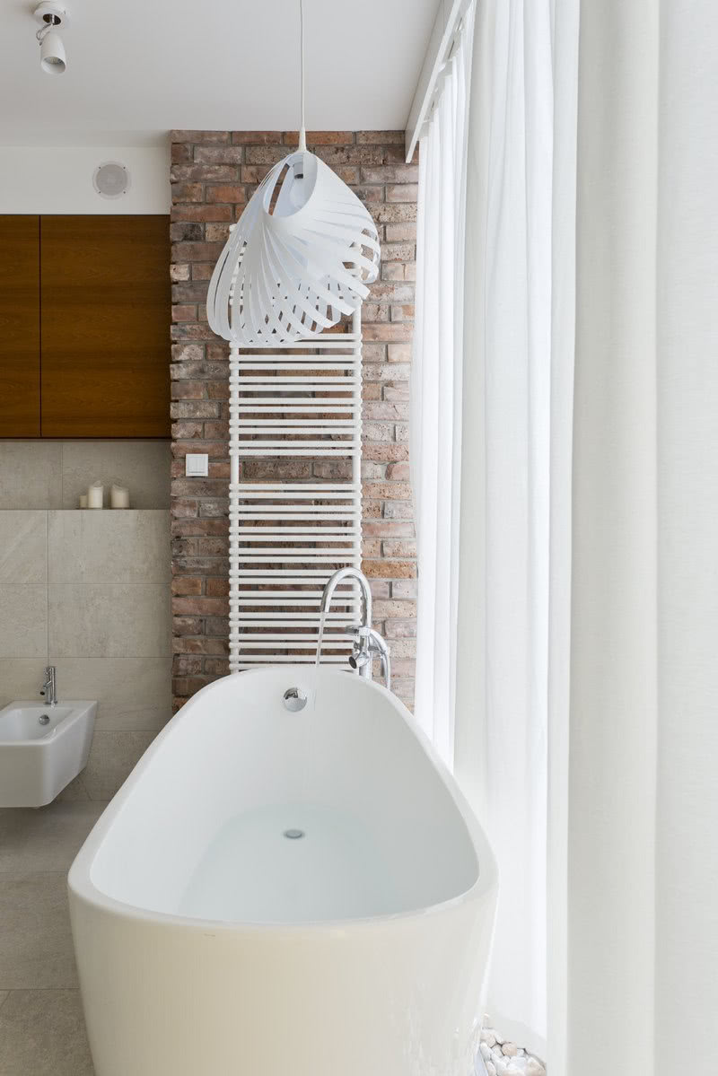 Szklaną ścianę między łazienką a przedpokojem...