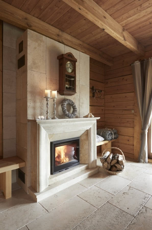 Kominek w tradycyjnym stylu z kamiennym portalem...