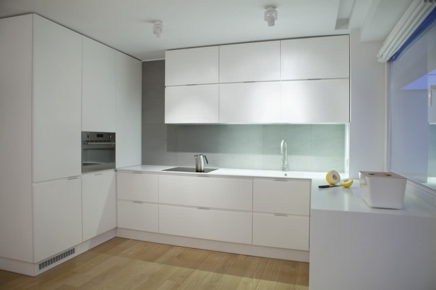 Minimalistyczna biała kuchnia