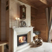 Kominek w tradycyjnym stylu z kamiennym portalem...