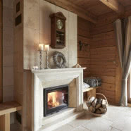 Drewniany dom i wnętrze w świerkowych ścianach