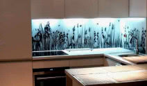 Dekoracyjne szyby laminowane na ścianie w kuchni