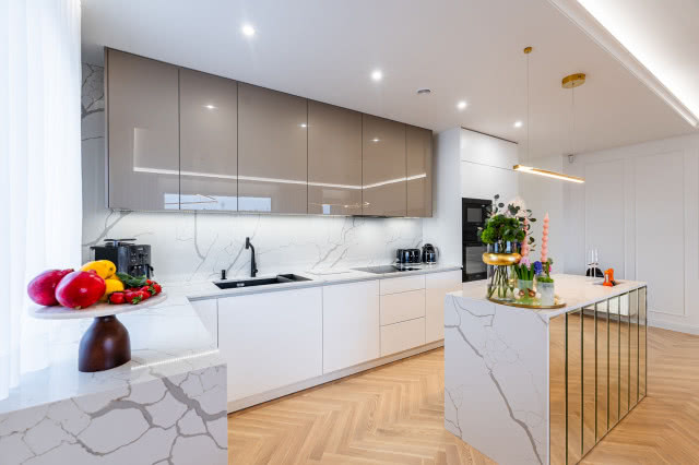 Kuchnia w stylu glamour z lustrzaną wyspą kuchenną