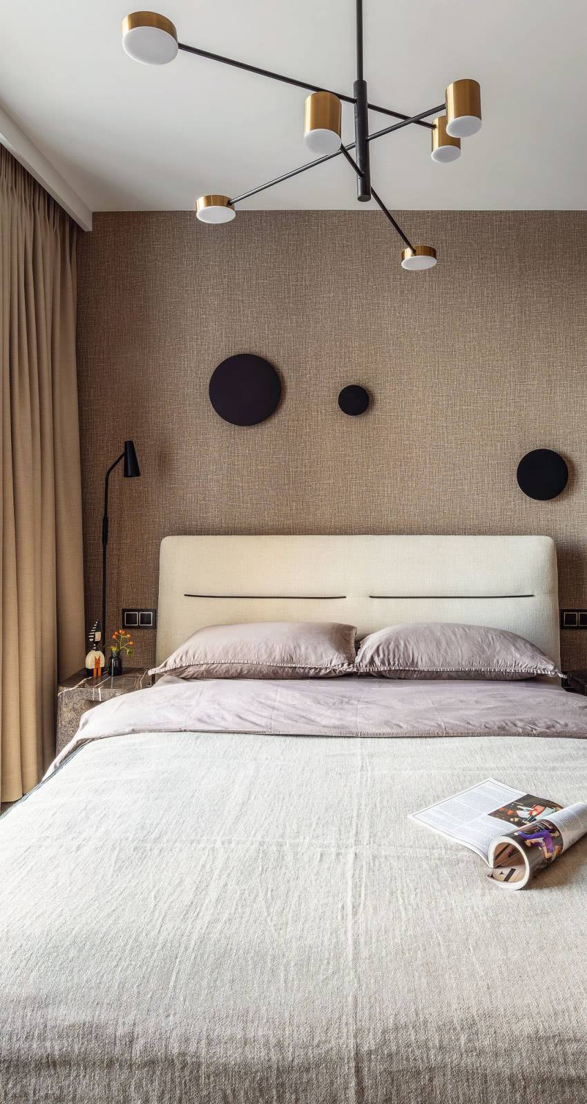 Tapicerowane łóżko wraz z zagłówkiem wykonała na...