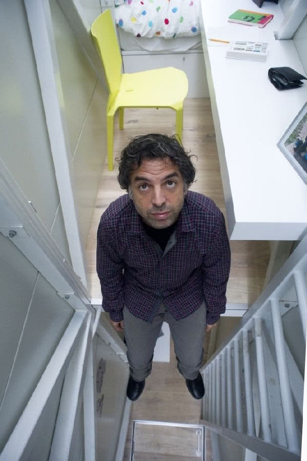 Etgar Keret w gabinecie, fot. Bartek Warzecha, ©...