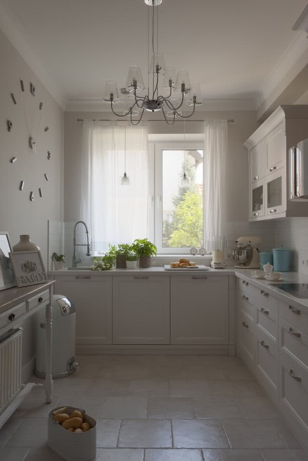 Biała kuchnia w stylu francuskim.