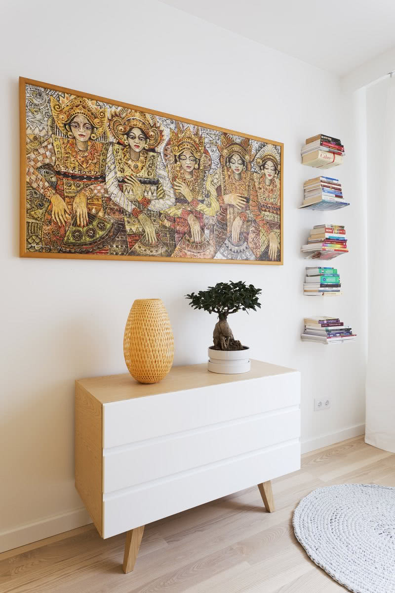 W sypialni mocnym akcentem są żółte drzwi oraz...