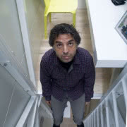 W najwęższym domu świata chodzi się głównie...