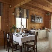 Kominek w tradycyjnym stylu z kamiennym portalem...