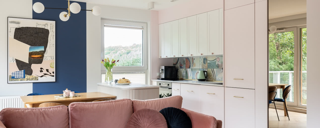 Kolorowe mieszkanie w Gdańsku. Ma różową kuchnię i sztukę na ścianach!