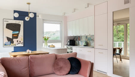Kolorowe mieszkanie w Gdańsku. Ma różową kuchnię i sztukę na ścianach!