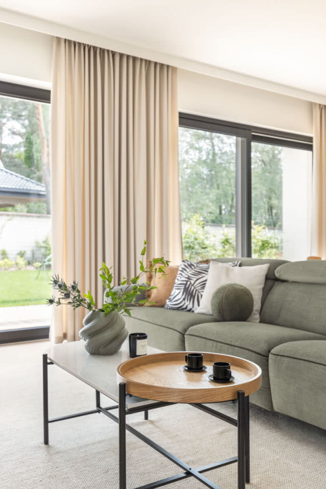 zielona sofa w pokoju