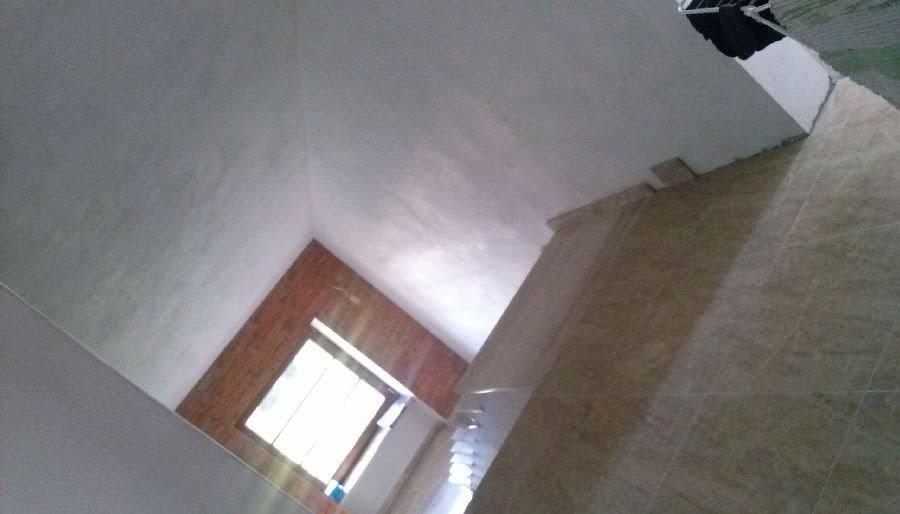 Czym wykończyć ściany przy schodach?