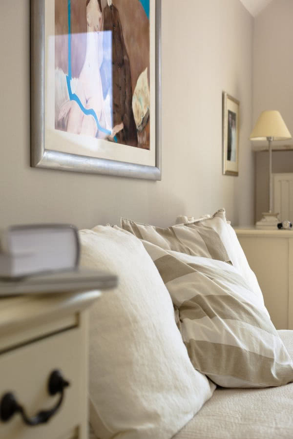 Bielone szafki, pościel z naturalnego lnu -...