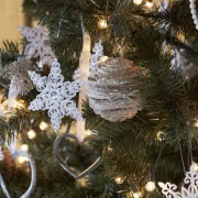 Kominek w tradycyjnym stylu z kamiennym portalem...