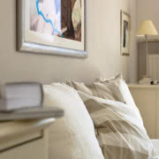 Biała kuchnia w stylu francuskim.