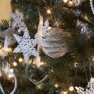 Drewniany dom i wnętrze w świerkowych ścianach