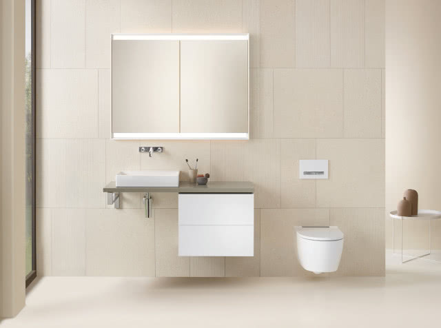 białe meble łazienkowe, umywalka nablatowa, podwieszana miska WC, szafka wisząca z lustrem, bateria podtynkowa, stolik, duże okno