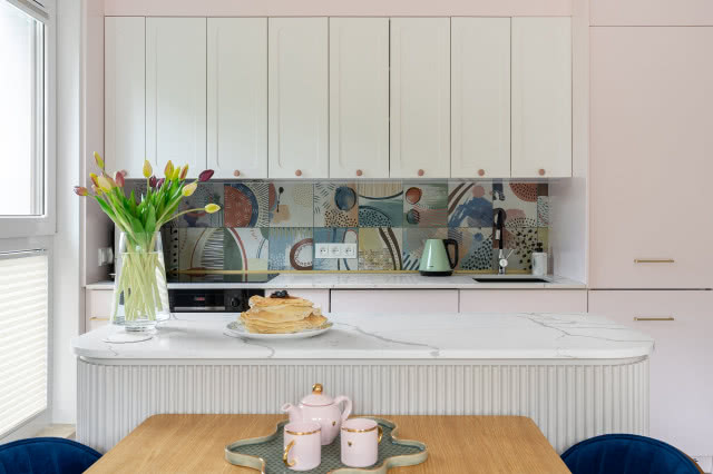 różowa kuchnia z bielą i wzorzystymi płytkami