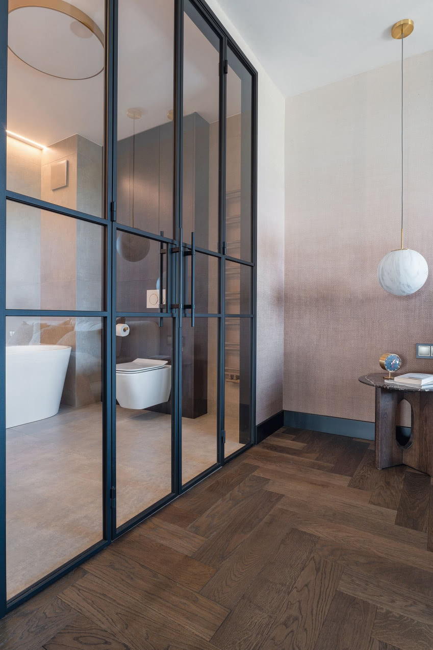 Przeszklone wejścia do łazienki i garderoby...