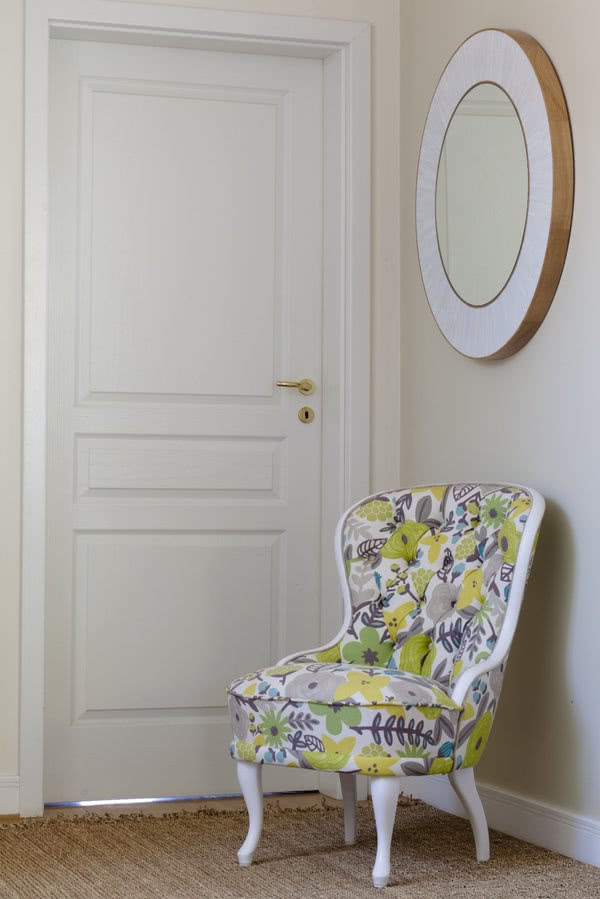 Stary francuski fotel obity nową tkaniną...