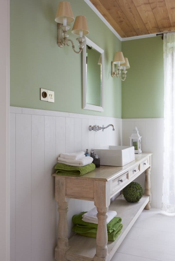 Stylowa łazienka w bieli i miętowej zieleni. 