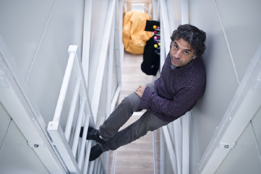 W najwęższym domu świata chodzi się głównie...