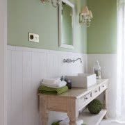 Kominek w tradycyjnym stylu z kamiennym portalem...