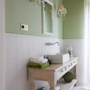 Drewniany dom i wnętrze w świerkowych ścianach