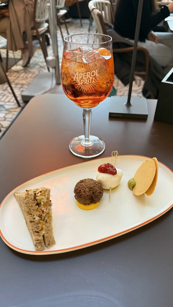 przystawki i kieliszek napoju