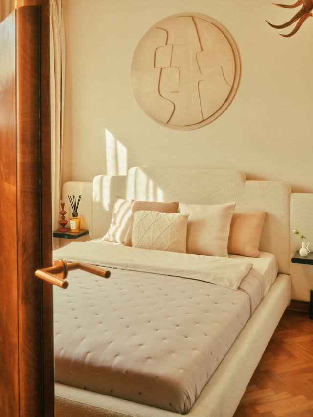 sypialnia w kolorze jasnobeżowym