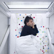 W najwęższym domu świata chodzi się głównie...