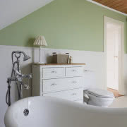 Kominek w tradycyjnym stylu z kamiennym portalem...