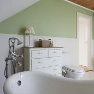 Drewniany dom i wnętrze w świerkowych ścianach