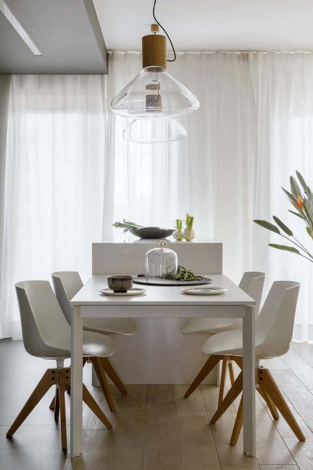 biały stół i białe krzesła