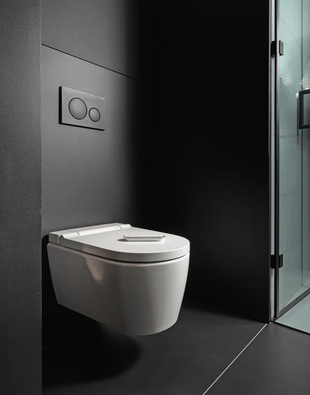 stelaż podtynkowy, podwieszana miska WC, przycisk do spłukiwania w kolorze czarnym, pilot, kabina prysznicowa